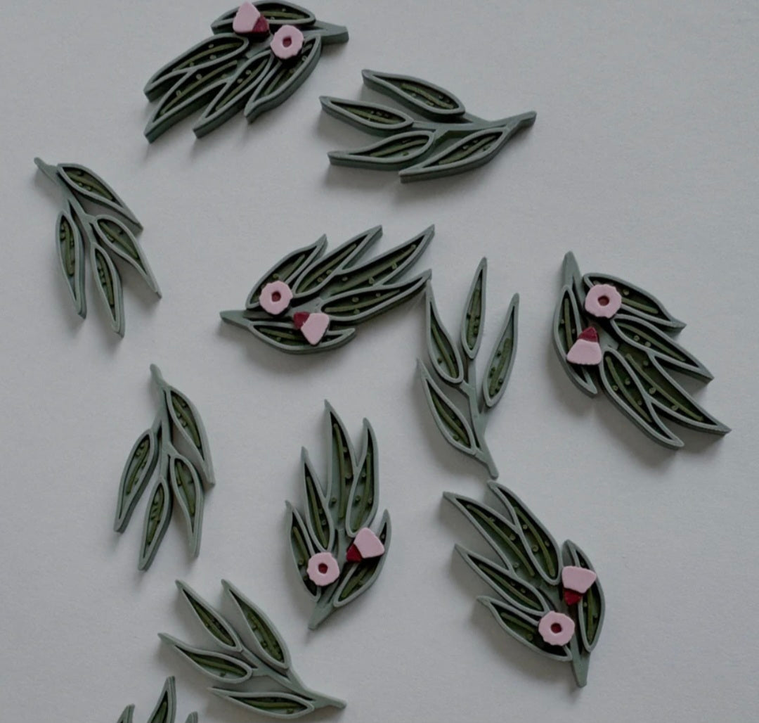 Feed the Koala sensory play tube with 15pcs Eucalyptus Leaves